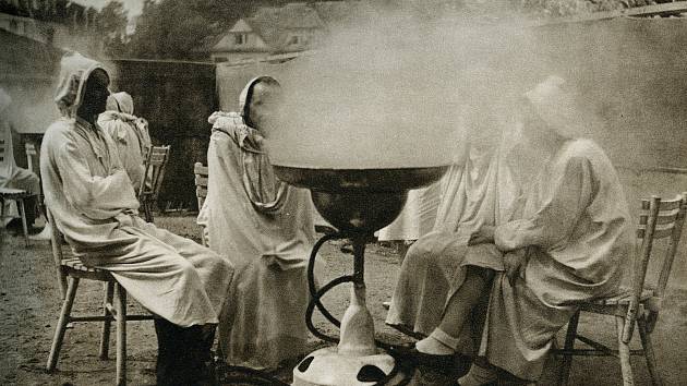 Outdoor inhalation founded by dr.  E. Slánský around 1950. It was a séance in white hoods around bowls from which couples emerged.