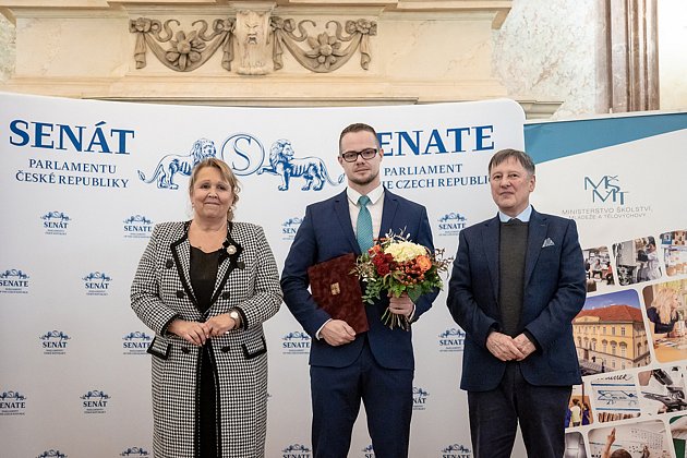 Jakub Erben received the Ministry of Education Award for his research in the field of nanofibers.  Pictured with Minister Vladimír Balaš and Deputy Radka Wildová.