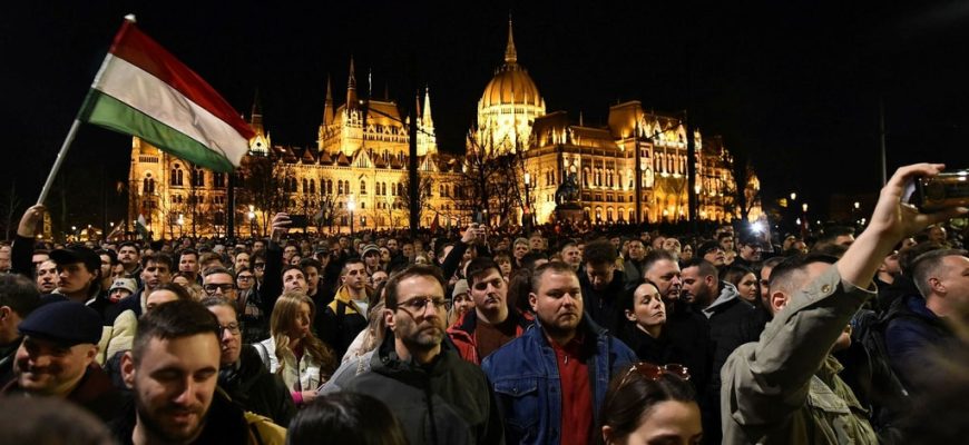 Thousands demand Orbán's resignation after corruption scandal in Hungary