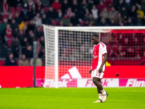 Ajax loses two points with ten men in the battle for fifth place