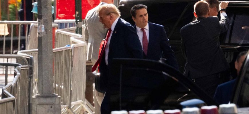 Donald Trump ankommer retten i New York