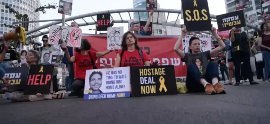 In pictures: A demonstration in Tel Aviv to demand a prisoner exchange deal