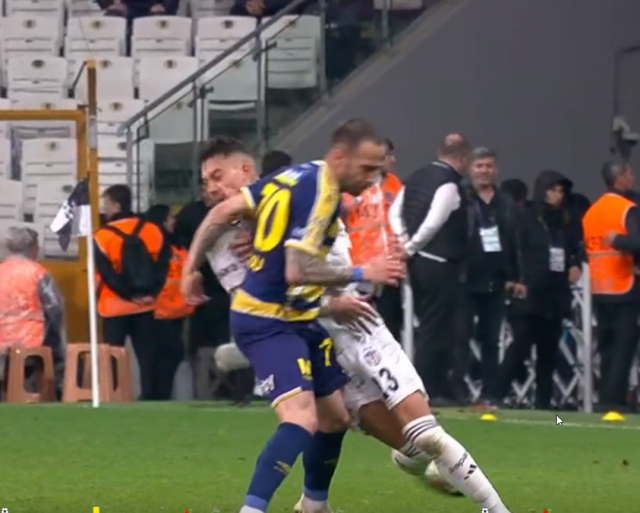 There was chaos in the last minutes!  Football players clashed after a hard foul