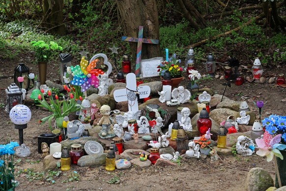 ARCHIVE - April 4, 2024, Mecklenburg-Western Pomerania, Pragsdorf: Crosses, figures, candles and flowers stand at the place where six-year-old Joel was found.  (to dpa: “Trial for the murder of Joel w...