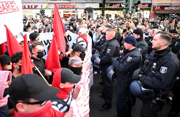 May 1, 2024, Berlin: Participants of the “Revolutionary May 1st Demonstration”  Police forces are confronted in Sonnenallee.  The demonstration to the left and left-wing extremist group...